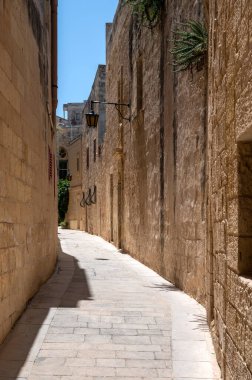 Güneşli bir günde Eski Şato Mdina, Malta 'da sokaklar