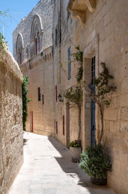 Güneşli bir günde Eski Şato Mdina, Malta 'da sokaklar