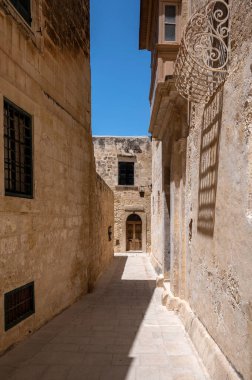 Güneşli bir günde Eski Şato Mdina, Malta 'da sokaklar