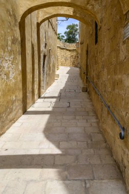 Victoria şehrinin en eski caddelerinden biri olan Gozo Ilsland, Malta 'daki Triq il-Fosos' a bakın.