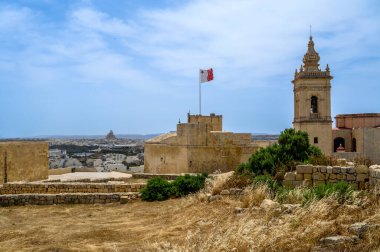 Kale ve Malta 'nın Gozo Adası' ndaki Victoria şehrindeki eski kasaba evleri.