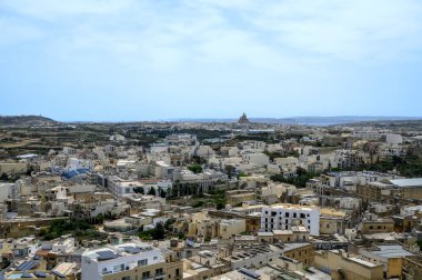 Victoria şehri manzarası ve Saint Martin kalesinden Aziz George Bazilikası. Gozo Adası. Malta.