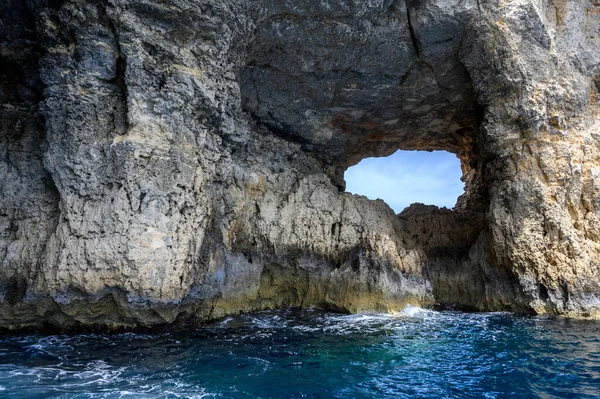 Jaskinia Cominotto Island Jest Niezamieszkana Wyspa Morza Śródziemnego Północnego Wybrzeża — Zdjęcie stockowe