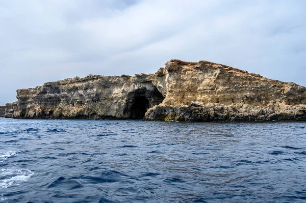 Jaskinia Cominotto Island Jest Niezamieszkana Wyspa Morza Śródziemnego Północnego Wybrzeża — Zdjęcie stockowe