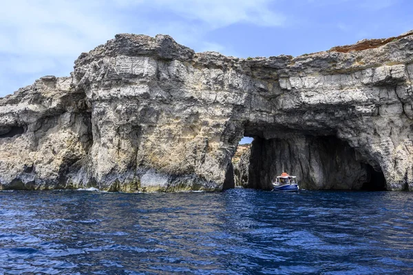 Cueva Isla Cominotto Una Isla Deshabitada Del Mediterráneo Frente Costa — Foto de Stock