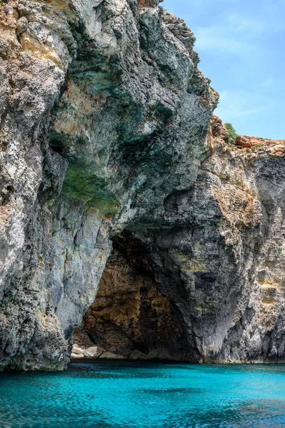 Grotta Sull Isola Del Cominotto Tratta Isola Mediterranea Disabitata Largo — Foto Stock