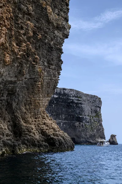 Grotte Sur Île Cominotto Est Une Île Méditerranéenne Inhabitée Large — Photo