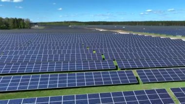 Polonya, Avrupa 'daki çiftlikteki güneş panellerinin hava görüntüsü. Yeşil alana sahip enerji santrali, Polonya, Avrupa 'da yenilenebilir enerji kaynağı. Sanayide elektrik enerjisi için eko teknoloji.