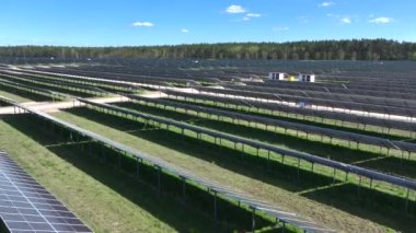 Polonya, Avrupa 'daki çiftlikteki güneş panellerinin hava görüntüsü. Yeşil alana sahip enerji santrali, Polonya, Avrupa 'da yenilenebilir enerji kaynağı. Sanayide elektrik enerjisi için eko teknoloji.