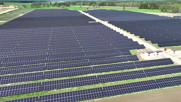 Luchtfoto Van Zonnepanelen Boerderij Polen Europa Elektriciteitscentrale Met Groen Veld — Stockvideo
