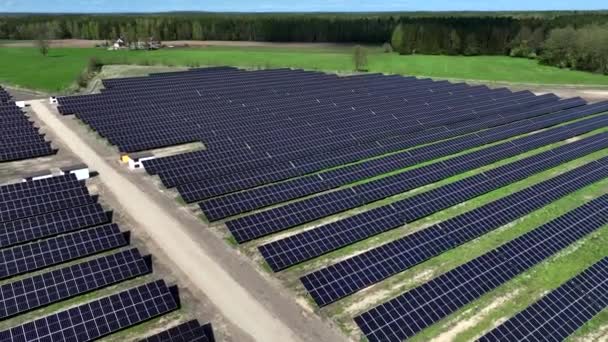Polonya Avrupa Daki Çiftlikteki Güneş Panellerinin Hava Görüntüsü Yeşil Alana — Stok video