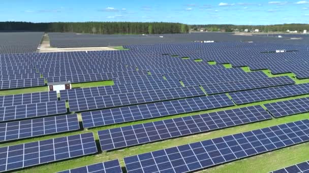 Luftfoto Solpaneler Gården Polen Europa Kraftværk Med Grønt Felt Vedvarende – Stock-video