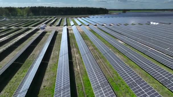 Flygfoto Solpaneler Gården Polen Europa Kraftverk Med Grönt Fält Förnybar — Stockvideo