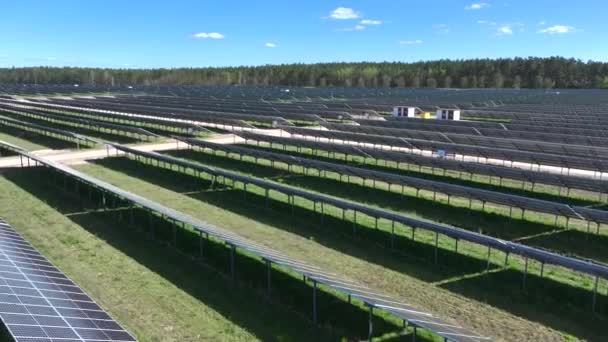 Luchtfoto Van Zonnepanelen Boerderij Polen Europa Elektriciteitscentrale Met Groen Veld — Stockvideo
