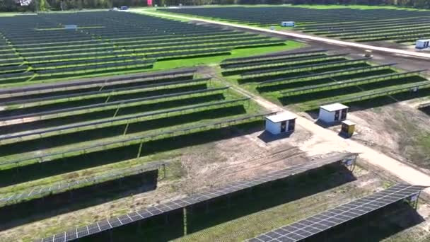 ポーランド ヨーロッパの農場での太陽電池パネルの空中ビュー グリーンフィールド ポーランド ヨーロッパの再生可能エネルギー源と発電所 産業用電力のエコ技術 — ストック動画