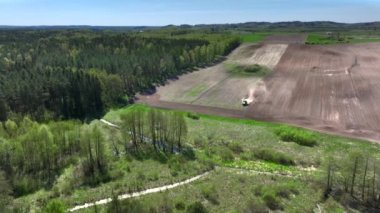 Saha çalışması sırasında, Kuzey Polonya ve Avrupa 'daki Warmia manzarasının insansız hava aracı görüntüsü