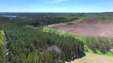 Saha çalışması sırasında, Kuzey Polonya ve Avrupa 'daki Warmia manzarasının insansız hava aracı görüntüsü