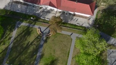 Lidzbark WarminskiKrasicki Orangery, Lidzbark 'ta bir barok-klasik bahçe pavyonu olan Lidzbark Krasicki Orangery, küçük bir tepede, ağaçların arka planında ve eski piskoposun bahçesinde bulunan bir barok-klasik bahçe pavyonudur..