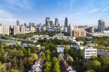 Günbatımında Varşova şehrinin hava ve insansız hava aracı panoraması. Varşova 'nın Zoliborz bölgesinden görüntü.