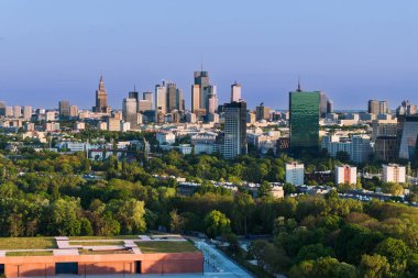 Günbatımında Varşova şehrinin hava ve insansız hava aracı panoraması. Varşova 'nın Zoliborz bölgesinden görüntü.
