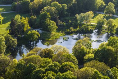 Skaryszewski Parkı veya Skaryszew Parkı ve Kamionkowskie Gölü - Vistulas eski nehir yatağı, şimdi Polonya 'nın Varşova kentinde bir dinlenme merkezi.