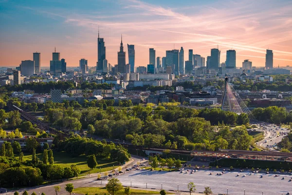 日落时华沙作为波兰首都的空中高程景观 — 图库照片