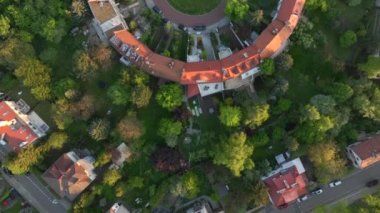 Varşova, Polonya 'da bir daire şeklinde dizilmiş evleri olan küçük bir meydanın hava aracı görüntüsü..