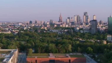 Günbatımında Varşova şehrinin hava ve insansız hava aracı panoraması. Varşova 'nın Zoliborz bölgesinden görüntü.