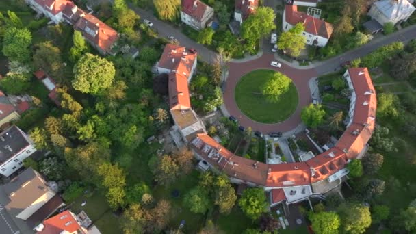 Luchtfoto Drone Uitzicht Een Klein Plein Met Huizen Een Cirkel — Stockvideo