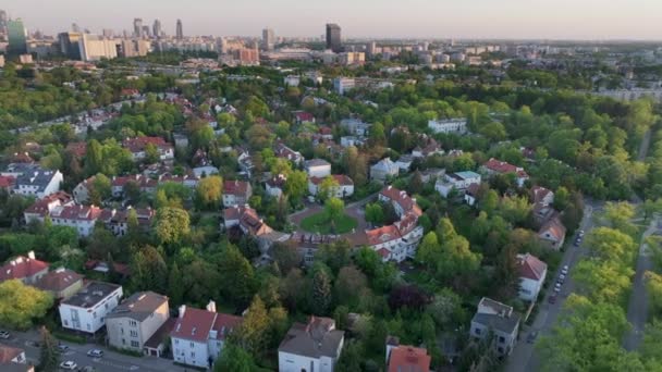 日落时华沙市的空中无人驾驶飞机全景华沙Zoliborz区的景色 — 图库视频影像