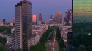 Günbatımında Varşova şehir merkezinin hava görüntüsü