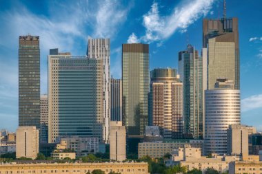 Günbatımında Varşova şehrinin hava ve insansız hava aracı panoraması. Varşova 'nın Muranow bölgesinden görüntü.