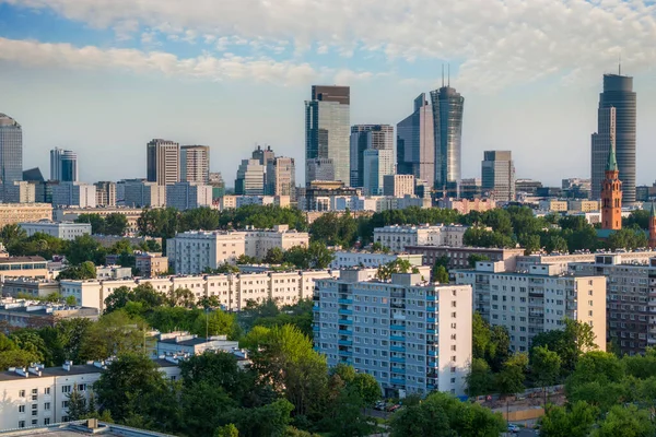 日落时华沙市的空中无人驾驶飞机全景华沙Muranow区的景色 — 图库照片