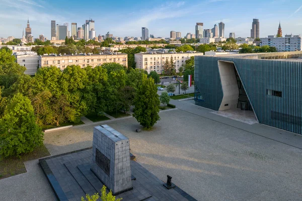 波兰华沙 2023年5月13日 波兰波林历史博物馆的高瞻远瞩 与盖托英雄纪念碑和人民一起在华沙展出 — 图库照片