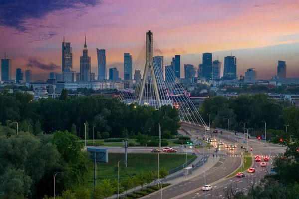 日落时华沙是波兰首都 在斯沃托夫斯基桥上俯瞰高空的景象 — 图库照片