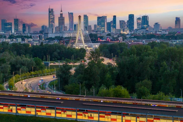日落时华沙是波兰首都 在斯沃托夫斯基桥上俯瞰高空的景象 — 图库照片