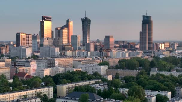 日落时华沙市的空中无人驾驶飞机全景华沙Muranow区的景色 — 图库视频影像