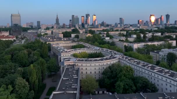 Flygfoto Drönarpanorama Över Warszawas Stad Solnedgången Utsikt Från Muranow Distriktet — Stockvideo
