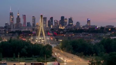 Günbatımında Swietokrzyski Köprüsü üzerinde Polonya 'nın başkenti olan Varşova şehrinin hava ve yükseklik manzarası.