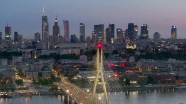 Günbatımında Swietokrzyski Köprüsü üzerinde Polonya 'nın başkenti olan Varşova şehrinin hava ve yükseklik manzarası.