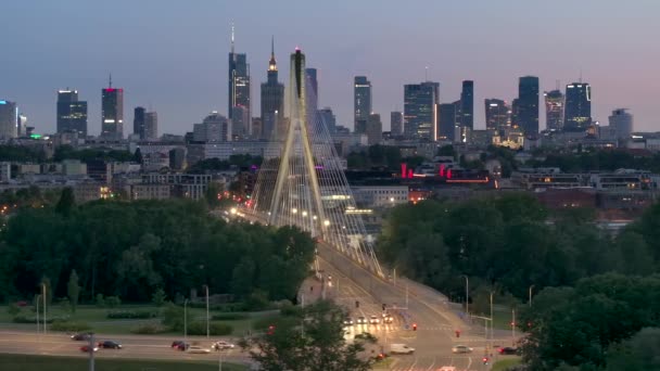 ワルシャワの空中 標高の高い景色日没の間にスウィートクルジスキー橋を渡ってポーランドの首都 — ストック動画