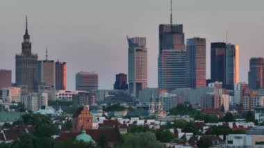 Eski Şehir ve Vistula nehri üzerindeki Varşova şehri manzarası gün batımında. 