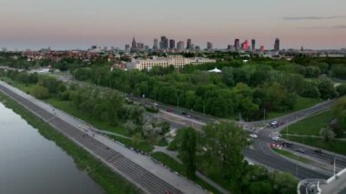 Eski Şehir ve Vistula nehri üzerindeki Varşova şehri manzarası gün batımında. 