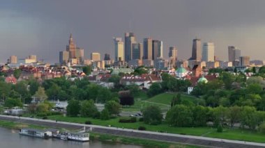 Eski Şehir ve Vistula nehri üzerindeki Varşova şehri manzarası gün batımında. 