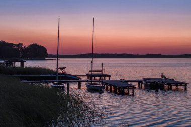 Polonya 'nın batısındaki gölün üzerinde gün batımı