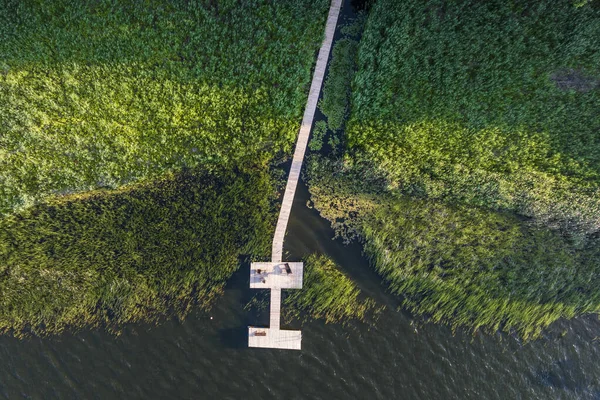 Polonya Nın Batısındaki Gölün Üzerindeki Yaya Köprüsü Yukarıdan Görüldü — Stok fotoğraf