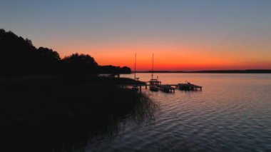 Polonya 'nın batısındaki gölün üzerinde gün batımı