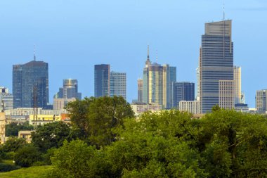 Günbatımında Polonya 'nın başkenti Varşova' nın hava ve yükseklik manzarası.
