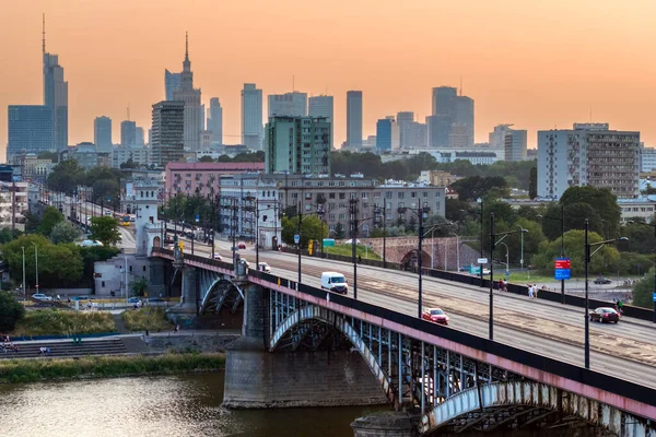 日落时华沙市维斯瓦河和波尼亚托夫斯基大桥的全景 — 图库照片