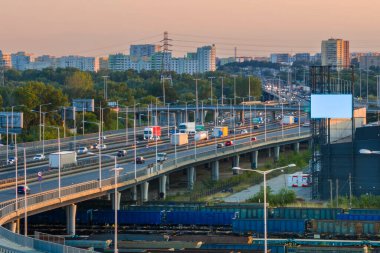 Kentsel nüfusun yoğun olduğu Varşova, Polonya 'daki otoyol kavşağının hava aracı görüntüsü